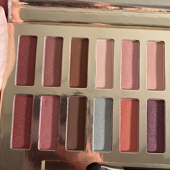 🎈SALE🎈🎀#45.MAKEUP 24-SHADES EYESHADOW PALLETTE🎀 - Picture 7 of 8